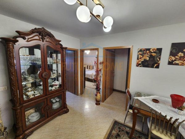 Tirane, jepet me qera apartament 2+1 Kati 5, 70 m² 450 € (Rruga Xhanfize Keko)