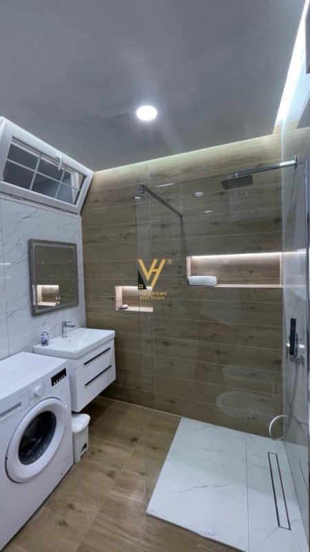 Tirane, jepet me qera apartament 1+1+Ballkon Kati 3, 73 m² 650 € (KOMUNA E PARISIT)