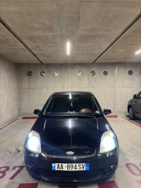 Tirane, shitet makine Ford Viti 2007, 2.800 Euro