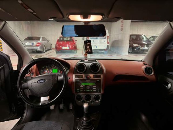 Tirane, shitet makine Ford Viti 2007, 2.800 Euro