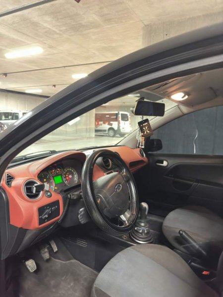 Tirane, shitet makine Ford Viti 2007, 2.800 Euro
