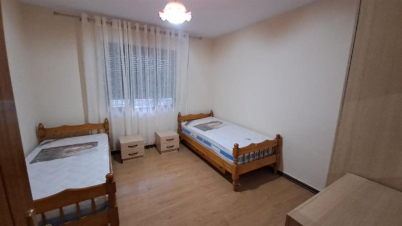 Tirane, jepet me qera apartament 2+1+Ballkon Kati 1, 75 m² 450 € (Universiteti Europian , Porcelan)