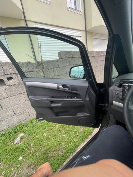 Tirane, shitet makine OPEL Zafira 1.7 CDTi 7 vendshe Extremisht economik 4-5.5l/100km rruge te gjata edhe 5.5-7l/100km ne qytet Nafte, e zeze manuale Klima 273.000 km 7.500 €
