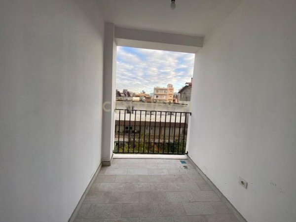 Tirane, jepet me qera apartament 2+1 Kati 3, 100 m² 450 € (Sauk)