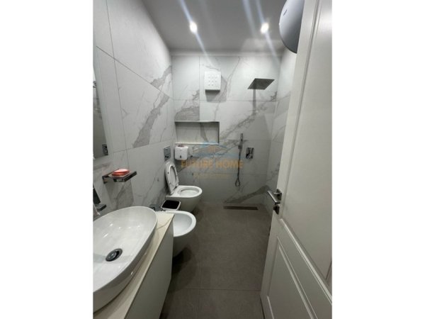 Tirane, jepet me qera apartament 1+1 Kati 5, 70 m² 600 € (Bulevardi Zogu 1, Tiranë)