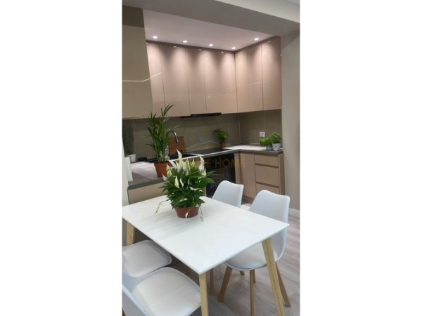 Tirane, jepet me qera apartament 1+1 Kati 1, 76 m² 600 € (kodra e djellit)