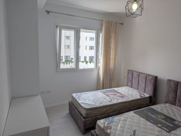 Tirane, jepet me qera apartament 2+1+Ballkon Kati 2, 650 € (River Side Residence , Fusha e Aviacionit)