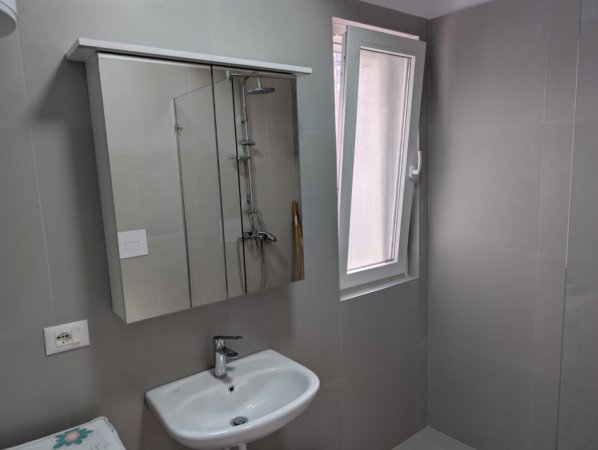 Tirane, jepet me qera apartament 2+1+Ballkon Kati 2, 650 € (River Side Residence , Fusha e Aviacionit)