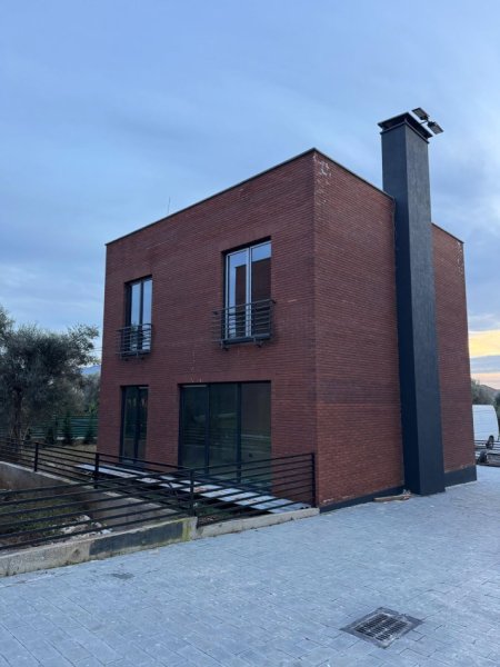 Tirane, shitet Vile 4+1 Kati 2, 225 m² 450.000 € (Farke, prane &quot;Shkolla 9-vjeçare Farkë e Vogël&quot;)