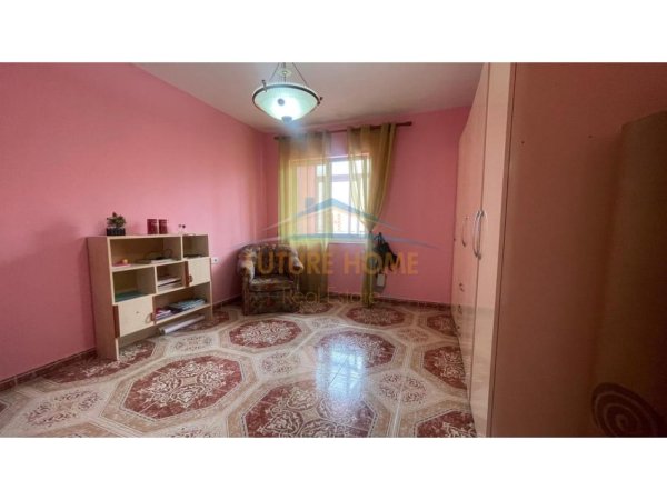Shitet, Apartament 2+1, Rruga Kongresi Manastirit, Tirane.