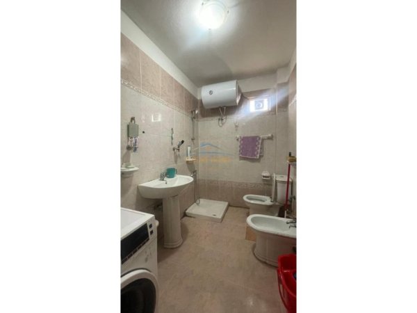 Shitet, Apartament 2+1, Rruga Kongresi Manastirit, Tirane.