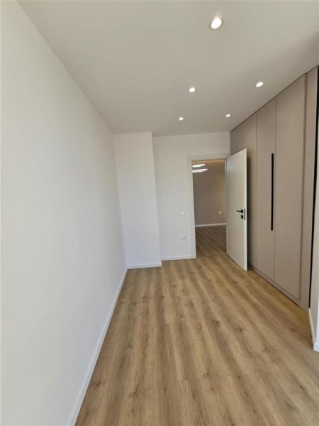 Tirane, shes apartament 2+1+Ballkon Kati 4, 79 m² 195.000 € (pazari i ri)