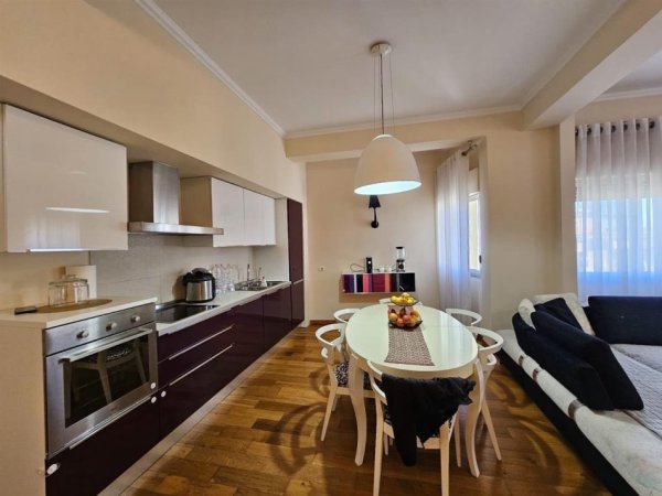 Tirane, shes apartament 2+1 Kati 3, 110 m² 300.000 € (RRUGA PETI)