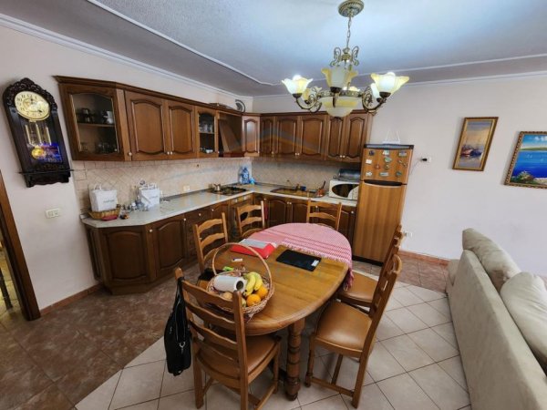 Tirane, shitet apartament 3+1 Kati 7, 163 m² 330.000 € (komuna e parisit)