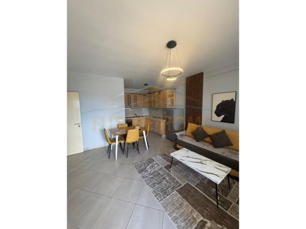 Shitet, Apartament 1+1, Rruga 5 Maji, Tirane.