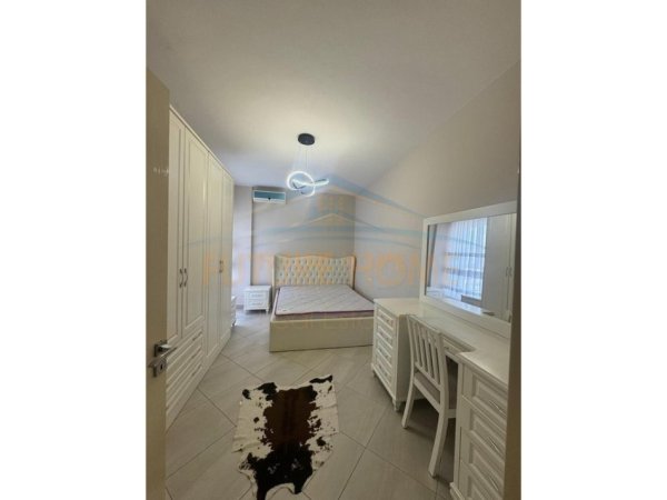 Shitet, Apartament 1+1, Rruga 5 Maji, Tirane.