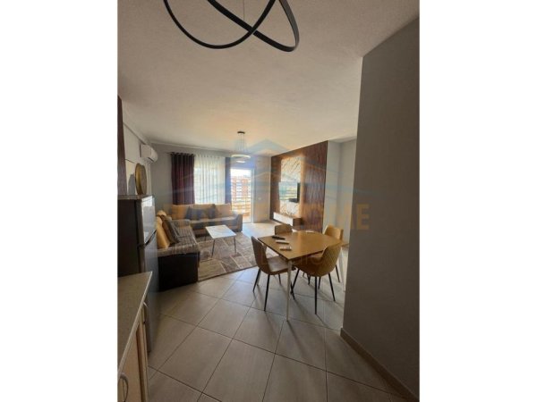 Shitet, Apartament 1+1, Rruga 5 Maji, Tirane.