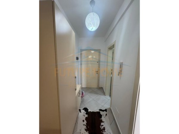 Shitet, Apartament 1+1, Rruga 5 Maji, Tirane.