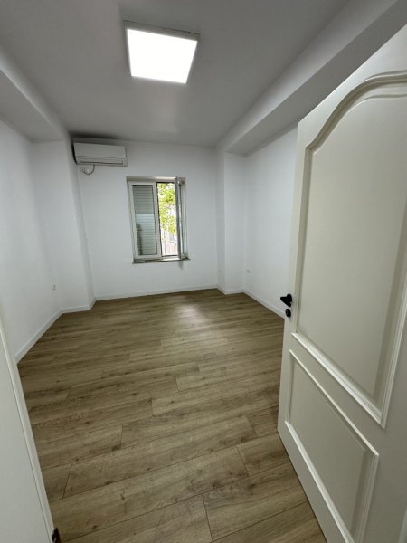 Tirane, jepet me qera apartament 3+1 Kati 3, 100 m² 1.000 € (Myslym Shyri , Shallvaret)
