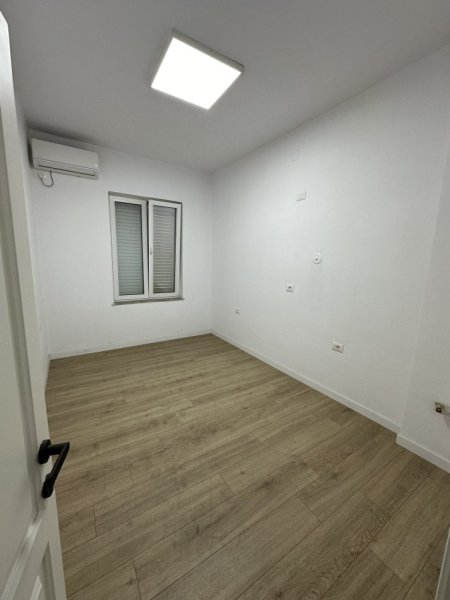 Tirane, jepet me qera apartament 3+1 Kati 3, 100 m² 1.000 € (Myslym Shyri , Shallvaret)