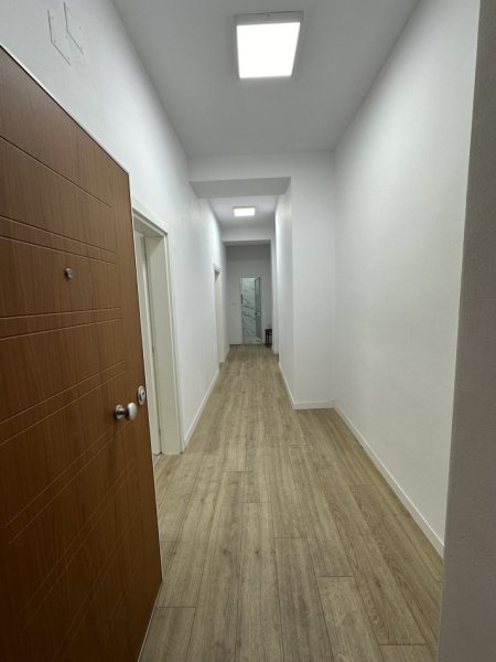 Tirane, jepet me qera apartament 3+1 Kati 3, 100 m² 1.000 € (Myslym Shyri , Shallvaret)