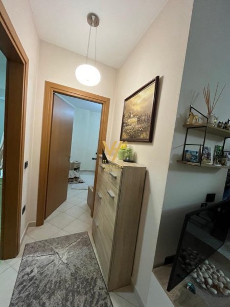 Tirane, jepet me qera apartament 1+1+Ballkon Kati 8, 65 m² 400 € (ASTIR)