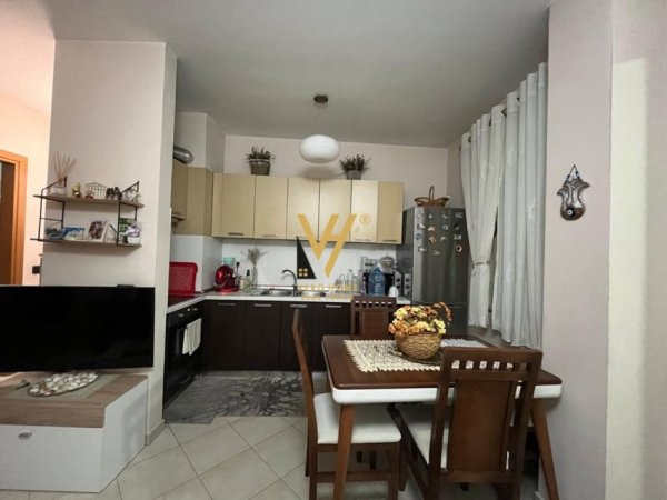 Tirane, jepet me qera apartament 1+1+Ballkon Kati 8, 65 m² 400 € (ASTIR)