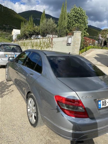 Tirane, shes makine benc mercedez Nafte, gri metalizato automatik Klima 220.000 km 8000 €