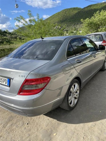 Tirane, shes makine benc mercedez Nafte, gri metalizato automatik Klima 220.000 km 8000 €