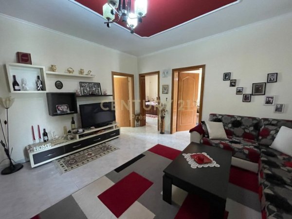 Tirane, jepet me qera apartament 3+1+Ballkon Kati 2, 120 m² 550 € (Sauk)