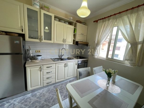 Tirane, jepet me qera apartament 3+1+Ballkon Kati 2, 225 m² 550 € (sauk)
