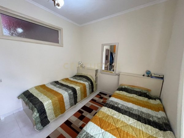 Tirane, jepet me qera apartament 3+1+Ballkon Kati 2, 225 m² 550 € (sauk)