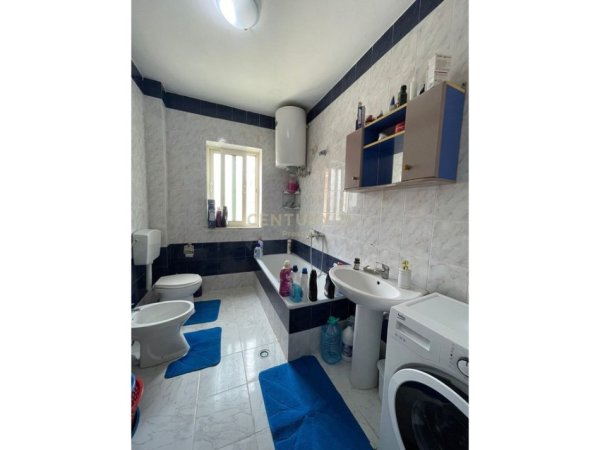 Tirane, jepet me qera apartament 3+1+Ballkon Kati 2, 225 m² 550 € (sauk)