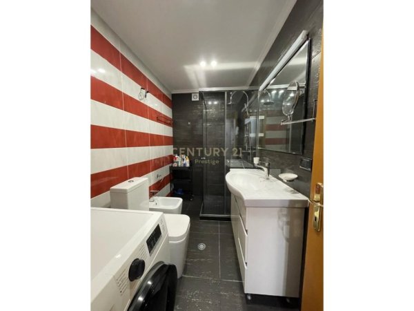 Tirane, jepet me qera apartament 2+1 Kati 7, 90 m² 1.000 € (Rruga e Elbasanit)