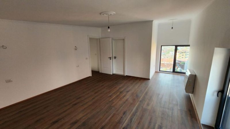 Tirane, shitet 4+1 Kati 3, 270.000 € (Kombinat)