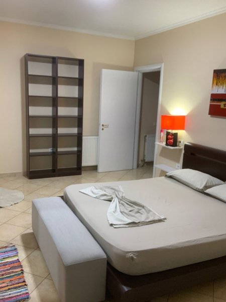 Tirane, jepet me qera apartament 1+1+Ballkon Kati 3, 66 m² 650 € (Kika 1 , Komuna e Parisit)