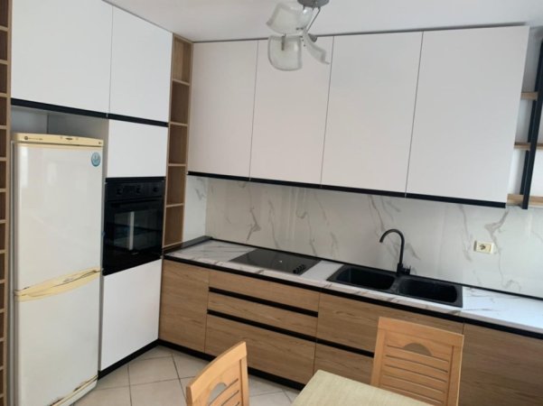 Tirane, jepet me qera apartament 2+1+Ballkon Kati 3, 100 m² 600 € (Komuna e Parisit pranë Kika 1)