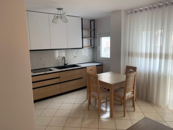 Tirane, jepet me qera apartament 2+1+Ballkon Kati 3, 100 m² 600 € (Komuna e Parisit pranë Kika 1)