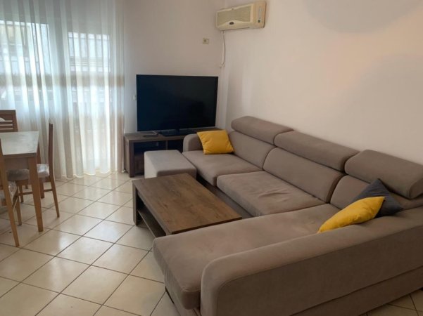 Tirane, jepet me qera apartament 2+1+Ballkon Kati 3, 100 m² 600 € (Komuna e Parisit pranë Kika 1)