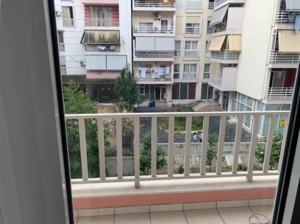 Tirane, jepet me qera apartament 2+1+Ballkon Kati 3, 100 m² 600 € (Komuna e Parisit pranë Kika 1)