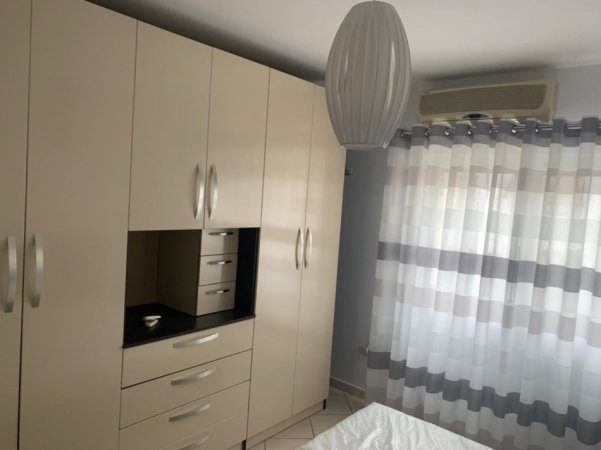 Tirane, jepet me qera apartament 2+1+Ballkon Kati 3, 100 m² 600 € (Komuna e Parisit pranë Kika 1)