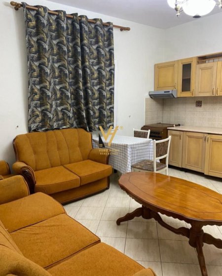 Tirane, jepet me qera apartament 1+1+Ballkon Kati 1, 60 m² 400 € (STACIONI I TRENIT)