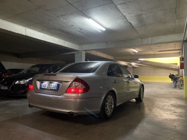 Tirane, shitet makine Mercedes Benz Evo E200 Nafte, gri metalizato automatik Kondicioner 240.000 km 6.300 €