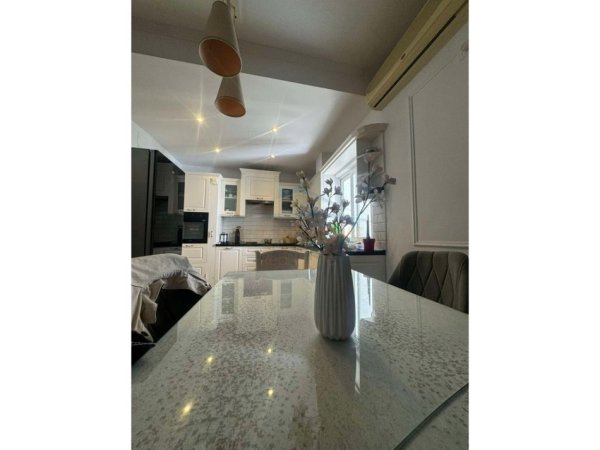 Tirane, jepet me qera apartament 3+1 Kati 1, 130 m² 1.500 € (bllok,tiran)