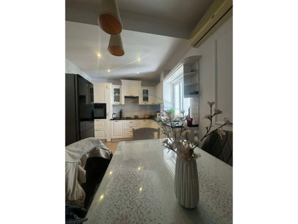 Tirane, jepet me qera apartament 3+1 Kati 1, 130 m² 1.500 € (bllok,tiran)