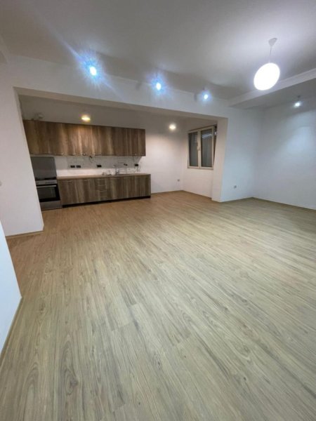 Tirane, jepet me qera apartament 2+1+Ballkon Kati 5, 125 m² 600 € (Irfan Tomini , Pallati Insig)