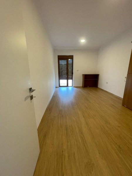 Tirane, jepet me qera apartament 2+1+Ballkon Kati 5, 125 m² 600 € (Irfan Tomini , Pallati Insig)