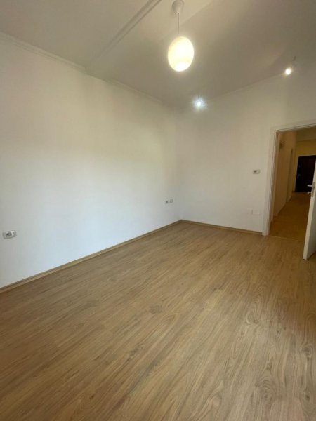 Tirane, jepet me qera apartament 2+1+Ballkon Kati 5, 125 m² 600 € (Irfan Tomini , Pallati Insig)