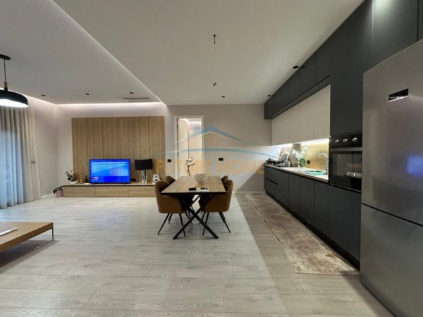 Tirane, jepet me qera apartament 3+1 Kati 2, 172 m² 1.800 € (deliorgji)