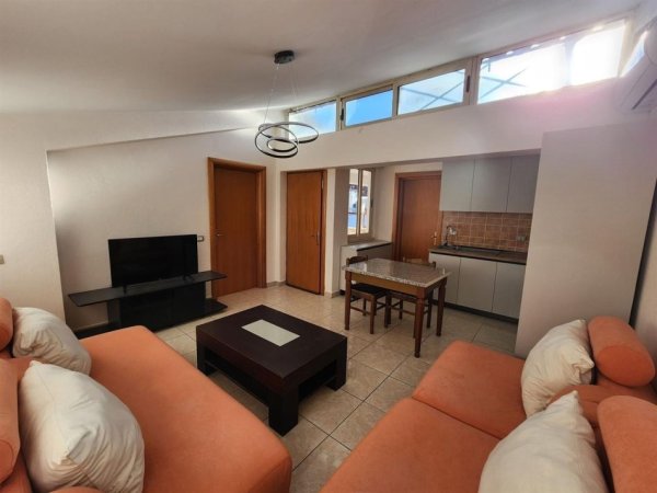 Tirane, jepet me qera shtepi 1+1 Kati 3, 56 m² 400 € (21 Dhjetori , Blloku Ambasadave)